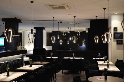 Pria Ini Palsukan Status Vaksinasi COVID-19 Hanya Untuk Makan di Restoran