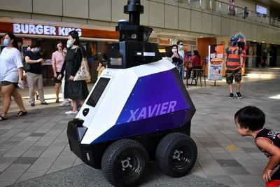 Di Singapura, Ada Robot Mobil yang Bisa Peringati Orang-Orang Saat Langgar Aturan