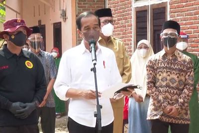 Sadar Covid-19 Tak Bisa Hilang Total, Presiden Jokowi Tinjau Vaksinasi Dor To Dor di Aceh