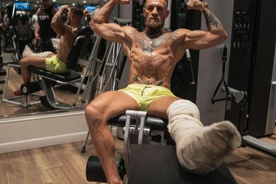 Patah Kaki, Conor McGregor Akui Sempat Kesal, Tapi Tak Menyerah Kembali ke MMA