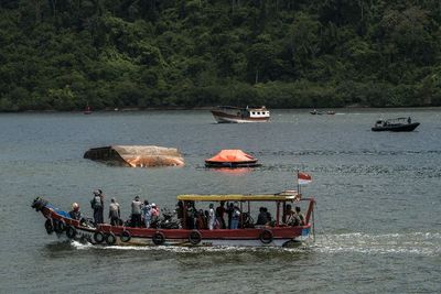 FOTO: Kapal Pengayoman IV Tenggelam
