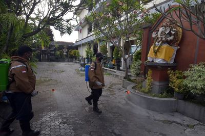 FOTO: Sterilisasi Sekolah Persiapan PTM di Denpasar