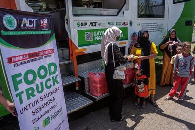 FOTO: Aksi Berbagi Makanan Dengan Food Truck di Pekalongan