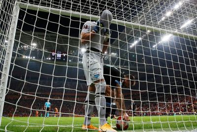 Detik-detik Gol Bunuh Diri Konyol Kiper Lazio, Terkonyol di Tahun 2021?
