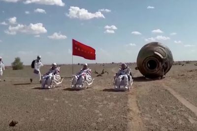 Setelah 90 hari di Luar Angkasa, Tiga Astronot China ini Kembali ke Bumi dengan Selamat