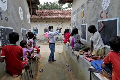 Sekolah Ditutup karena Pandemi, Guru di India Ini Mengajar Murid di Jalanan