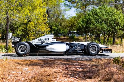 Salah Satu Mobil Formula 1 McLaren V10 Milik Kimi Raikkonen Bakal Dilelang!
