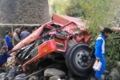 Kecelakaan Maut Truk Terjun ke Sungai di Brebes, Warga Jarah Minuman Ringan Muatan Truk