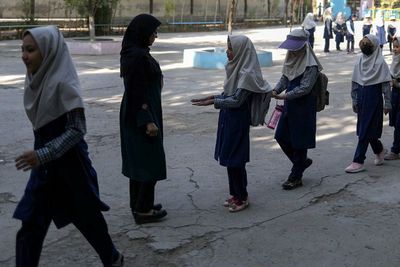 FOTO: Anak-anak Mulai Masuk Sekolah di Afghanistan, Perempuan dan Laki-laki Dipisah