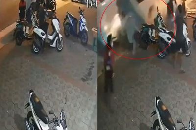 Detik-detik Mobil Hilang Kendali Hantam Gerobak Pedagang dan Warga, Diduga Supir Mabuk