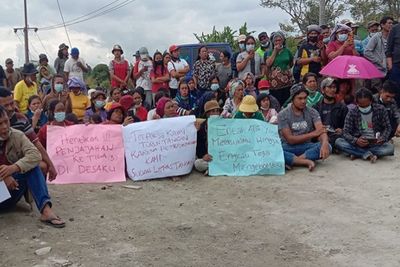 Tuntut Ganti Rugi Kerusakan Rumah, Ratusan Warga Geruduk Proyek Pembangunan PLHM