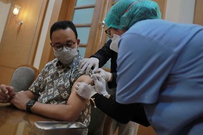 Suntik Vaksin Covid-19 Dosis Kedua AstraZeneca, Anies Baswedan: Alhamdulillah