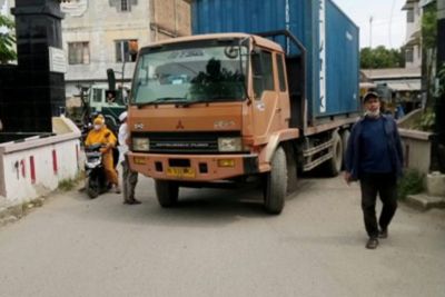 Truk Kelebihan Muatan Sering Melintas, Warga Marelan Blokade Jalan Danau Siombak