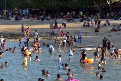 FOTO: Wisatawan Memadati Pantai Sanur Bali