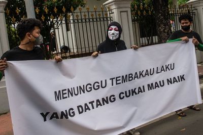 FOTO: Demo Menolak Kenaikan Cukai Rokok