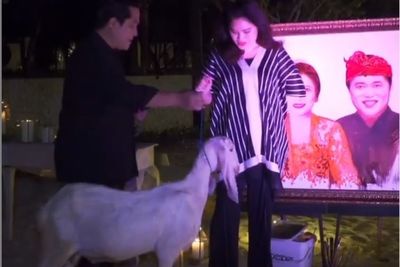 Kejutan Ultah Pernikahan ke-23, Erick Thohir Beri Kado Kambing Putih untuk Istri