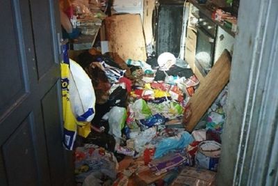 Memilukan, 6 Anak Tinggal di Rumah yang Dipenuhi dengan Kotoran Anjing dan Popok Bekas