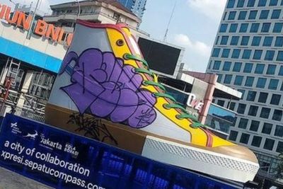 Pemprov DKI Jakarta Pindahkan Tugu Sepatu untuk Dibersihkan dari Coretan