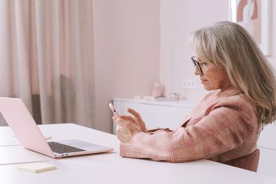 Penelitian: Wanita Berusia 50 Tahun ke Atas Merasa Paling Bahagia!