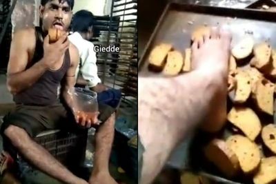 Menjijikkan! Sekelompok Pria Ini Menginjak dan Menjilat Roti yang Mereka Buat untuk Dijual