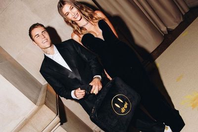 Hailey Baldwin Terkejut dengan Rumor Justin Bieber Lakukan KDRT