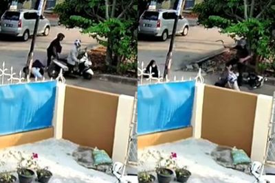 Ngeri! Detik-detik Kakek Dibacok OTK Berhelm Hitam Pakai Celurit di Jalanan Palembang