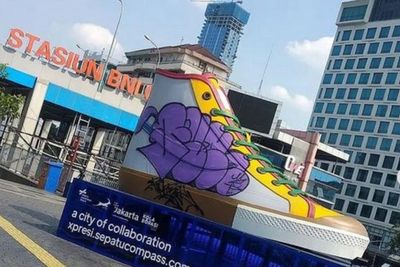 Gegara Aksi Vandalisme, Tugu Sepatu Akhirnya Dipindahkan untuk Dibersihkan