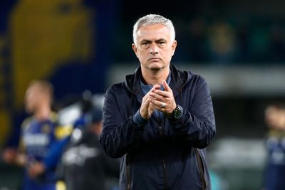 Telan Kekalahan Perdana sebagai Pelatih Roma, Jose Mourinho Posting Foto Wajah Muram