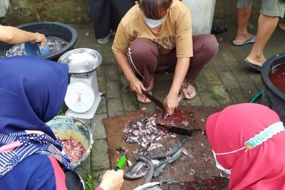 Guru SD di Kediri Manfaatkan Waktu Luang untuk Beternak Lele, Hasilnya Dibagi ke Warga