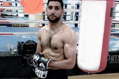 Curhat Petinju Amir Khan, Dikeluarkan dari Pesawat karena Masalah Masker