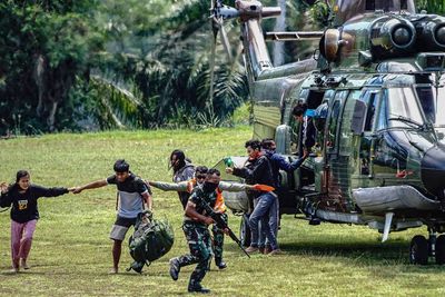 Baku Tembak KKB di Pegunungan Bintang saat Evakuasi Jasad Nakes, 1 TNI Tewas