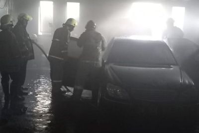 Akibat Korsleting, Mobil Mercy yang Terparkir Dalam Garasi Bengkel Terbakar
