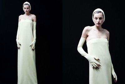 Penampilan Unik Emma Corrin ketika Menghadiri Acara Emmy Awards 2021!
