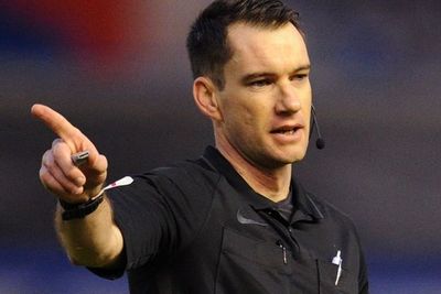 Jarred Gillett Jadi Wasit Asing Pertama yang Pimpin Pertandingan Liga Premier Inggris