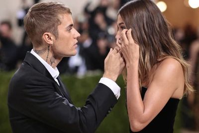 Hailey Baldwin Dikatakan Nangis di MET Gala 2021, Ini Penyebabnya!