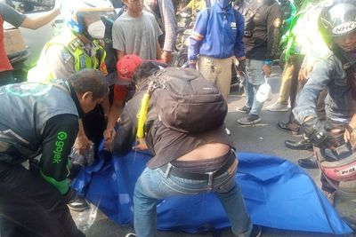 Merinding! Pemotor Wanita Ini Tewas Usai Dihajar Bus di Kalideres