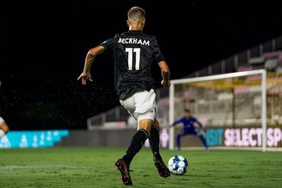 Debut, Romeo Diejek Tak Warisi Bakat Sepak Bola David Beckham