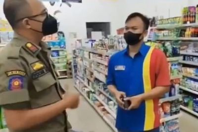 Satpol PP Bekasi Lakukan Sosialisasi ke Minimarket, Larang Masuk Warga yang Belum Vaksin