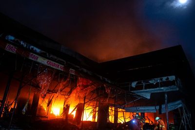 Kebakaran Swalayan Cahaya, Damkar Pastikan Kobaran Api Tak Merambat ke Permukiman