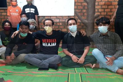 Nadiem Puji Anak Muda Suku Anak Dalam yang Lanjutkan Pendidikan