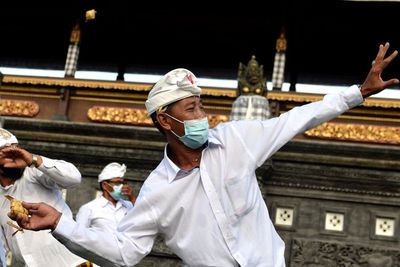 FOTO: Tradisi Perang Ketupat di Bali