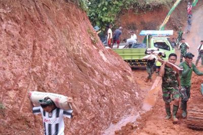 Medan Cukup Menyulitkan, Warga Bantu Pikul Material ke lokasi TMMD di Sangihe Sulut