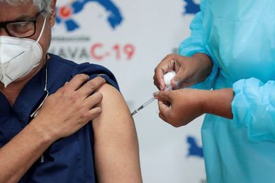 AS Akan Berikan Dosis Ketiga untuk Orang Tua dan Berisiko