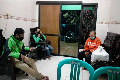 Viral Kurir Datangi Panti Asuhan Malam-malam, Ternyata Mau Sedekah Hasil Orderan Fiktif
