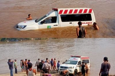 Diduga Rem Blong, Ambulans Rumah Sakit Serawai Nyemplung ke Sungai Melawi Kalbar
