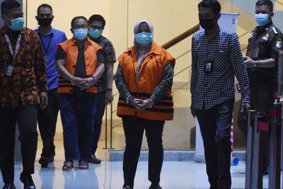 FOTO: KPK Tahan Bupati dan Kepala BPBD Kolaka Timur