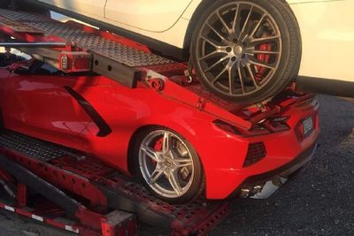 Apes, Mobil Corvette C8 Ini Tertimpa oleh Maserati Saat Diangkut Truk!
