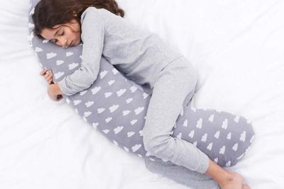 Tidur Memeluk Guling Ternyata Punya Manfaat untuk Kesehatan, Begini Cara Yang Benar!