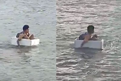 Tak Ada Jembatan, Anak Sekolah Seberangi Sungai Pakai Styrofoam Bikin Terenyuh di OKI
