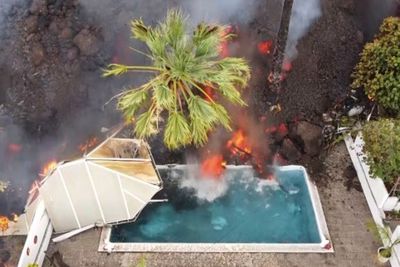 Detik-detik Kolam Renang Dihantam Lava Gunung Berapi La Palma